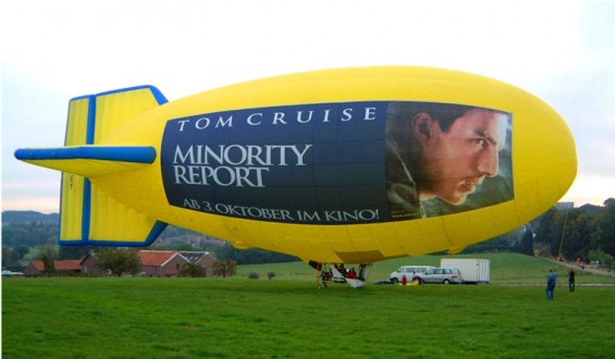 Bild von einem Luftschiff mit Werbung für einen Kinofilm